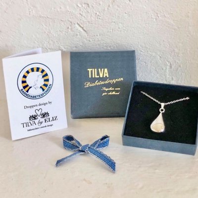 Diabetesdroppen- Small Halsband i Presentask