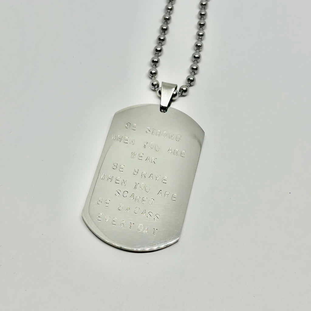 Dog Tag men text av Maria Ahlberg