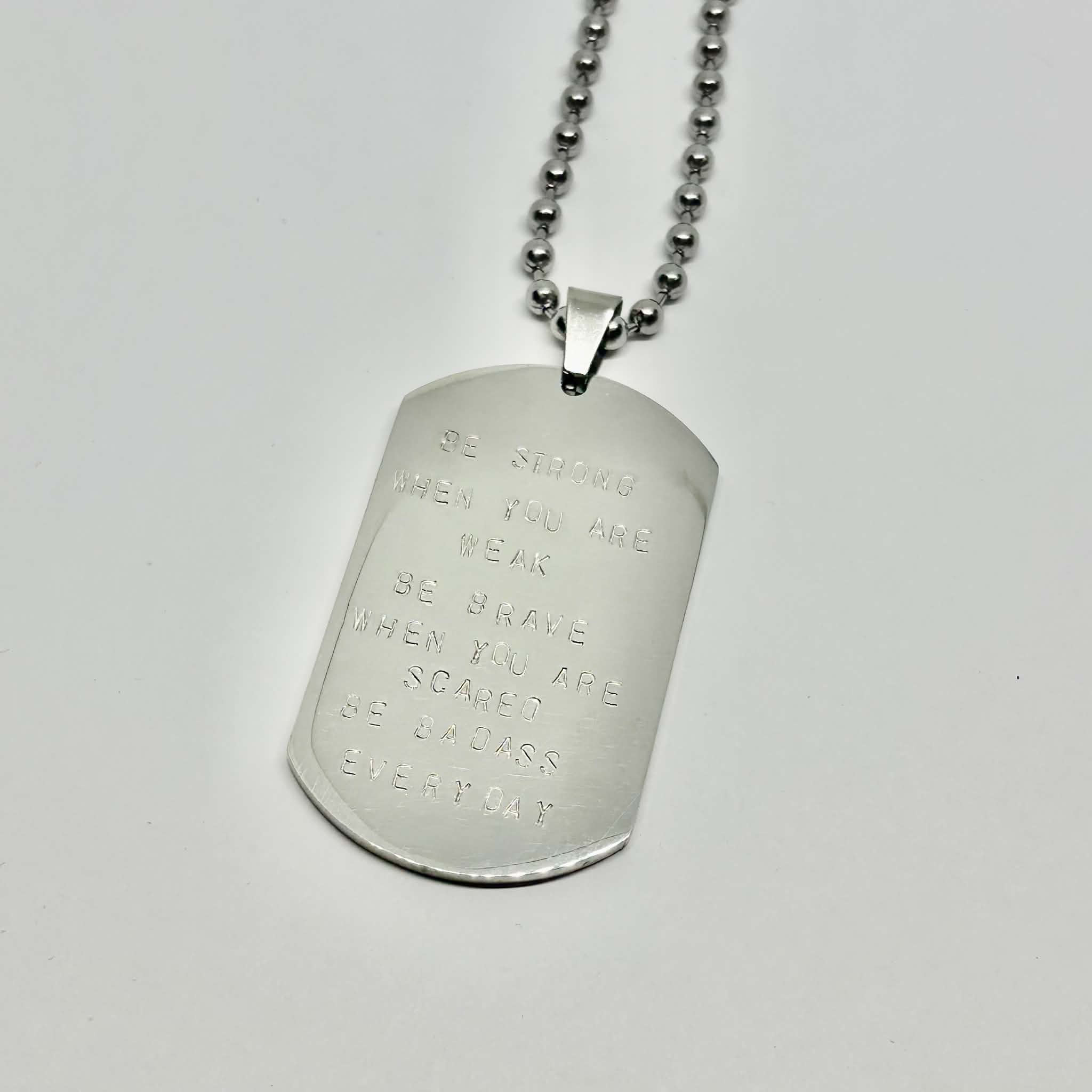 Dog Tag men text av Maria Ahlberg