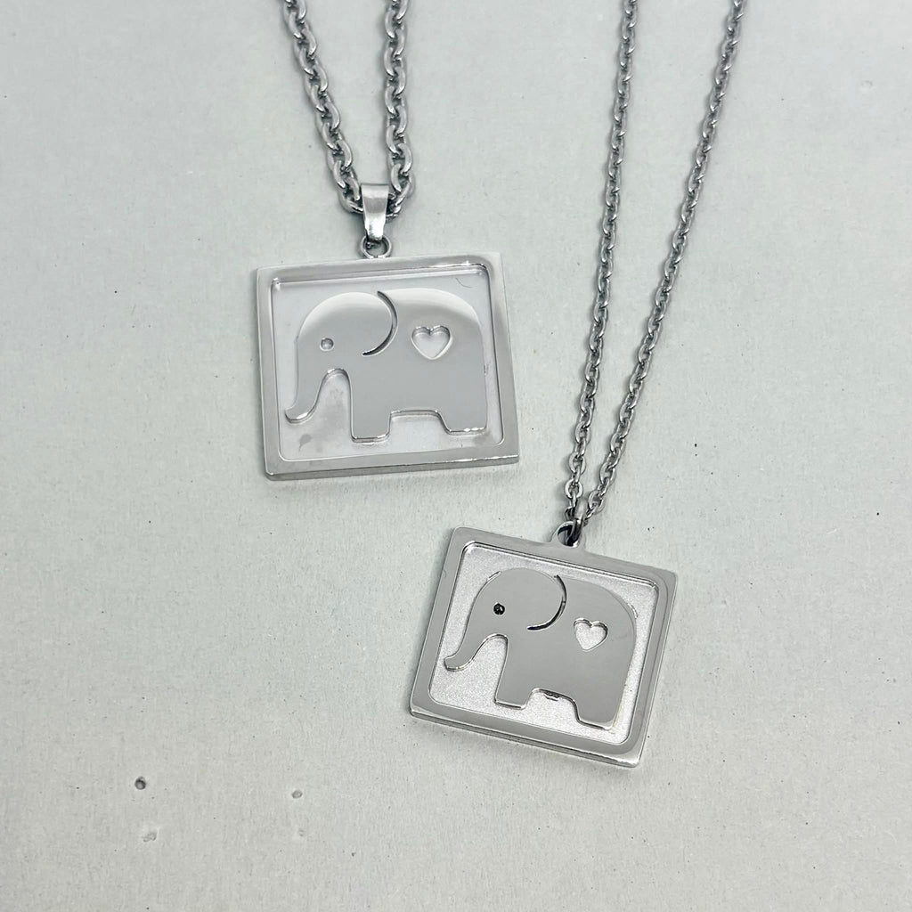 Våga fråga om elefanten i Rummet- Elefant med platta- Halsband