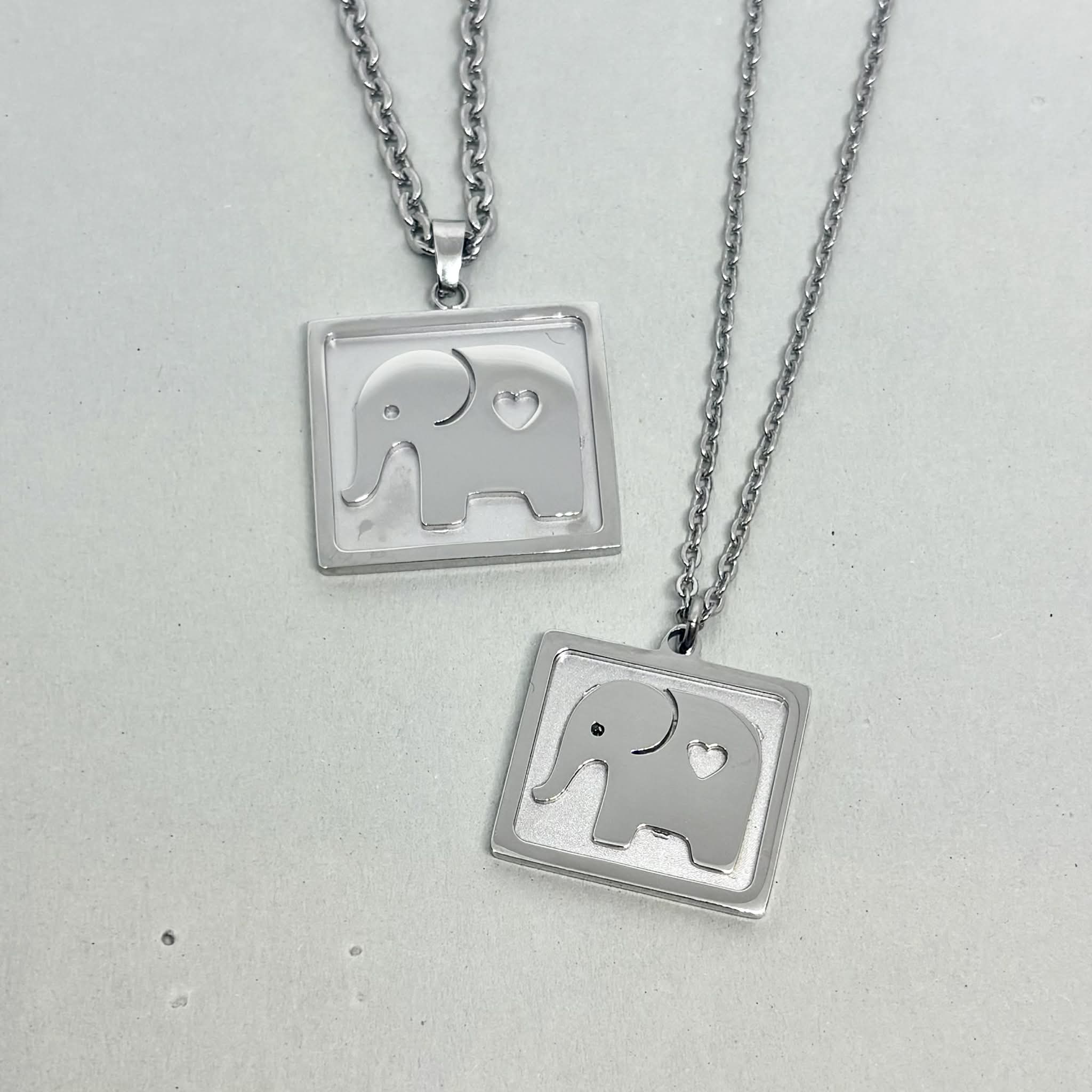 Våga fråga om elefanten i Rummet- Elefant med platta- Halsband