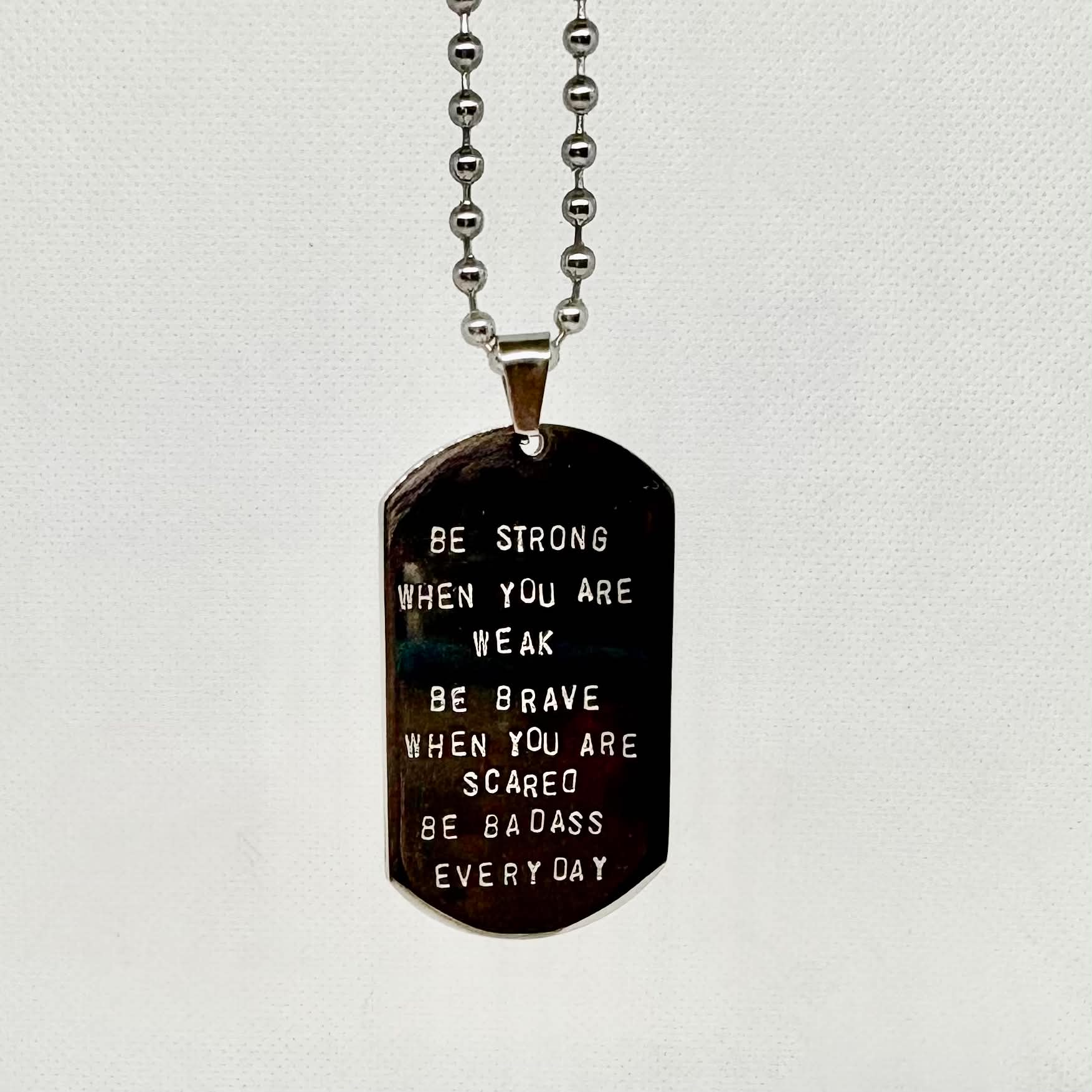 Dog Tag men text av Maria Ahlberg
